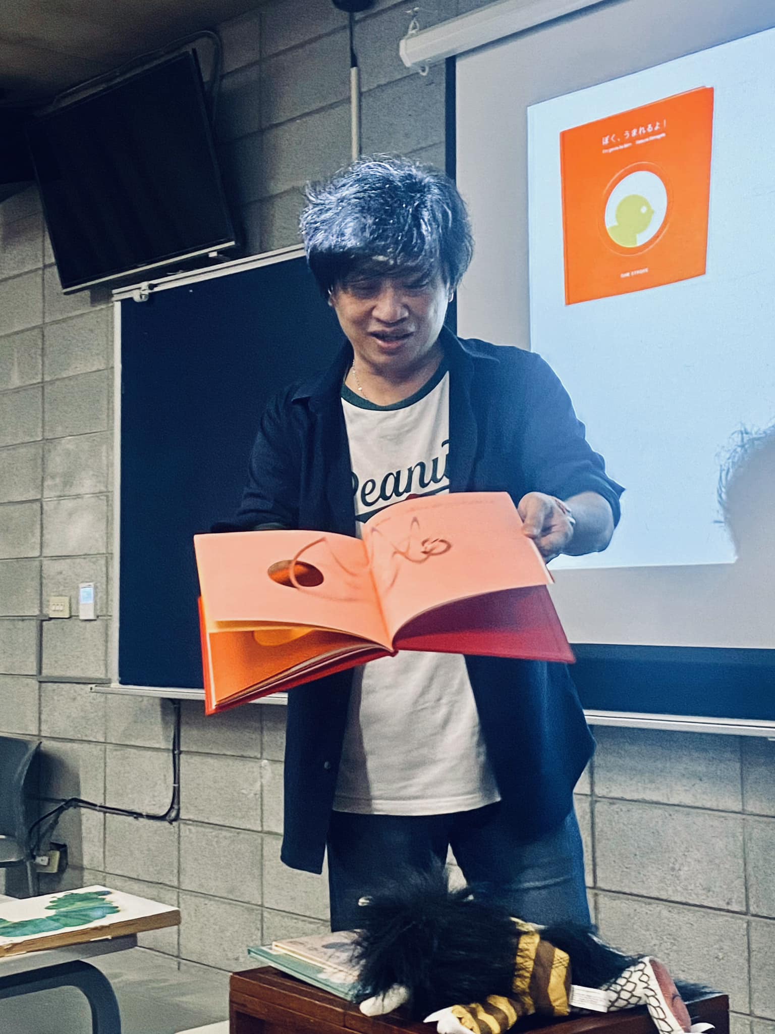 May be an image of 1 person, studying, book and text that says 'ぼく、 ERGA! M eant'